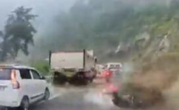 JEZIV SNIMAK ODRONA: Ogromna STENA u sekundi smrskala automobile! Ima mrtvih! (VIDEO)