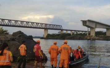 (UZNEMIRUJUĆE) URUŠIO SE MOST, ŠIRE SE JEZIVI SNIMCI, STRAH U ZEMLJI: Kamioni propali u reku, vodom plivaju mrtvi ljudi i hemikalije, ovo je momenat katastrofe!
