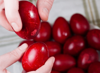 Najboji prirodni način farbanja jaja u jarko crvenu boju star 50 godina: Potrebna vam je samo 1 namirnica