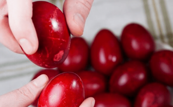 Najboji prirodni način farbanja jaja u jarko crvenu boju star 50 godina: Potrebna vam je samo 1 namirnica