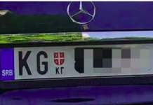 “Došli smo u Tuzlu iz Kragujevca, turistički. Čekamo slobodno mesto na parkingu. Prilazi nam čovek i pokazuje da otvorimo prozor…”