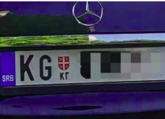 “Došli smo u Tuzlu iz Kragujevca, turistički. Čekamo slobodno mesto na parkingu. Prilazi nam čovek i pokazuje da otvorimo prozor…”