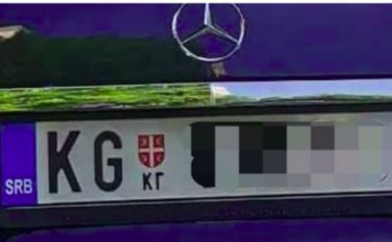 “Došli smo u Tuzlu iz Kragujevca, turistički. Čekamo slobodno mesto na parkingu. Prilazi nam čovek i pokazuje da otvorimo prozor…”
