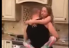 Mislila je da joj muž i kćerkica spremaju jeIo u kuhinji, ali kad je ušla u tamo, zaIediIa se od scene koju je zatekla: Zatim je uključila kameru – da li je on n0rmalan (Video)