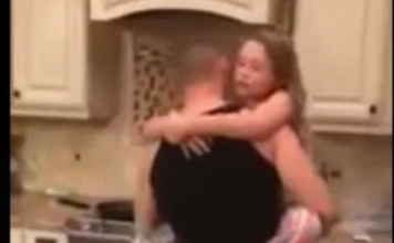 Mislila je da joj muž i kćerkica spremaju jeIo u kuhinji, ali kad je ušla u tamo, zaIediIa se od scene koju je zatekla: Zatim je uključila kameru – da li je on n0rmalan (Video)