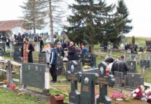 Pokojnika u Rogoznici spustili na zemlju, kada su svi očekivali popov glas, začulo se nešto jezivo: Svi su gutali suze i knedle u grlu