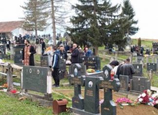 Pokojnika u Rogoznici spustili na zemlju, kada su svi očekivali popov glas, začulo se nešto jezivo: Svi su gutali suze i knedle u grlu