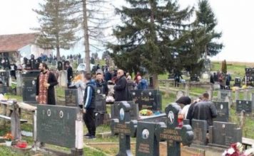 Pokojnika u Rogoznici spustili na zemlju, kada su svi očekivali popov glas, začulo se nešto jezivo: Svi su gutali suze i knedle u grlu