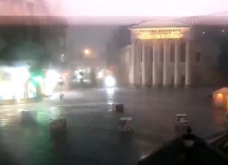 APOKALIPSA U SUBOTICI: Vetar ruši sve pred sobom, drveće leti, ulice u haosu – evo koja mesta su sledeća na udaru! (VIDEO) STRAŠNI PRIZORI NEVREMENA U SUBOTICI, VETAR ČUPAO STABLA IZ KORENA: Munje paraju nebo, ljudi ostali bez struje! Evo koja mesta su sledeća na udaru (VIDEO) - featured image