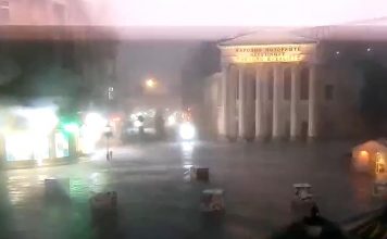 APOKALIPSA U SUBOTICI: Vetar ruši sve pred sobom, drveće leti, ulice u haosu – evo koja mesta su sledeća na udaru! (VIDEO) STRAŠNI PRIZORI NEVREMENA U SUBOTICI, VETAR ČUPAO STABLA IZ KORENA: Munje paraju nebo, ljudi ostali bez struje! Evo koja mesta su sledeća na udaru (VIDEO) - featured image