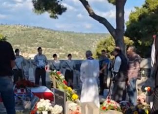 Pokojnika u Rogoznici spustili na zemlju, kada su svi očekivali popov glas, začulo se nešto jezivo: Svi su gutali suze i knedle u grlu Pokojnika u Rogoznici spustili na zemlju, kada su svi očekivali popov glas, začulo se nešto jezivo: Svi su gutali suze i knedle u grlu - featured image