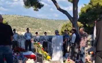 Pokojnika u Rogoznici spustili na zemlju, kada su svi očekivali popov glas, začulo se nešto jezivo: Svi su gutali suze i knedle u grlu Pokojnika u Rogoznici spustili na zemlju, kada su svi očekivali popov glas, začulo se nešto jezivo: Svi su gutali suze i knedle u grlu - featured image