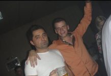 „Danima je govorio da je umoran, a poslednji put se nije ni pozdravio“ – Kum otkrio jezive detalje, a sudbina porodice Darka Radovanovića slama srce "DANIMA SE ŽALIO DA JE UMORAN, TOG DANA SMO SE RASTALI BEZ POZDRAVA" Ispovest kuma stradalog Darka Radovanovića: Evo kako su danas ćerka i supruga pevača - featured image