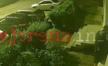 Snimljen dramatičan pokušaj pljačke u BiH: Provalnika u kući dočekao vlasnik, pa se sukobili (VIDEO) Snimljen dramatičan pokušaj pljačke u BiH: Provalnika u kući dočekao vlasnik, pa se sukobili (VIDEO) - featured image