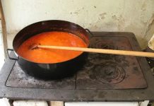 Ajvar kakav niste probali: Starinski recept star 100 godina krije tajnu u JEDNOM neobičnom sastojku! Starinski recept za ajvar od prije 100 godina posvađao domaćice: Glavni sastojak iznenadio sve - featured image