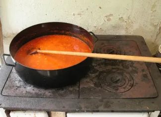 Ajvar kakav niste probali: Starinski recept star 100 godina krije tajnu u JEDNOM neobičnom sastojku! Starinski recept za ajvar od prije 100 godina posvađao domaćice: Glavni sastojak iznenadio sve - featured image