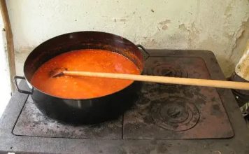 Ajvar kakav niste probali: Starinski recept star 100 godina krije tajnu u JEDNOM neobičnom sastojku! Starinski recept za ajvar od prije 100 godina posvađao domaćice: Glavni sastojak iznenadio sve - featured image