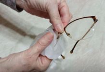 NE PRAVITE OVU GREŠKU SA NAOČARIMA: Detergent uništava stakla – evo jednostavnog trika da zablistaju kao nove! NIKAKO NE BACAJTE NAOČARE KADA IZGREBETE STAKLA: - featured image