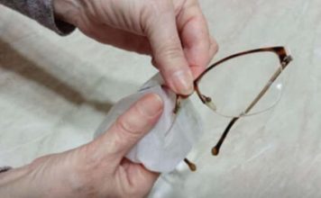 NE PRAVITE OVU GREŠKU SA NAOČARIMA: Detergent uništava stakla – evo jednostavnog trika da zablistaju kao nove! NIKAKO NE BACAJTE NAOČARE KADA IZGREBETE STAKLA: - featured image