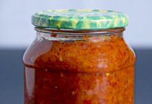 Zaboravite na ajvar i pinđur: Lovačka salata je kraljica zimnice – traje do 3 godine, sprema se lako i EVO recepta! Lovačka salata: Bolja od pinđura i ajvara, može da stoji 2 do 3 godine, lako se pravi - featured image