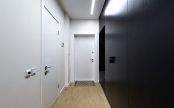 SVE POČINJE NA ULAZU U DOM: Ovi predmeti u hodniku kao ludi prizivaju siromaštvo i nesreću! VEĆ U HODNIKU SE PREPOZNAJE DA LI U KUĆI IMA SREĆE: Ovi predmeti kao ludi privlače siromaštvo - featured image