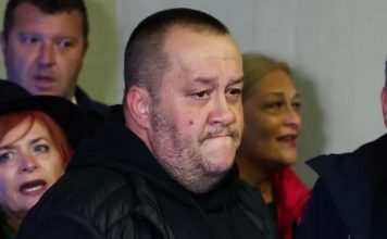 Ko je sin jedinac Halida Bešlića, sinoć stigao ispred Doma mladih: Zadesila ga slična sudbina kao oca Ko je sin jedinac Halida Bešlića, sinoć stigao ispred Doma mladih: Zadesila ga slična sudbina kao oca - featured image