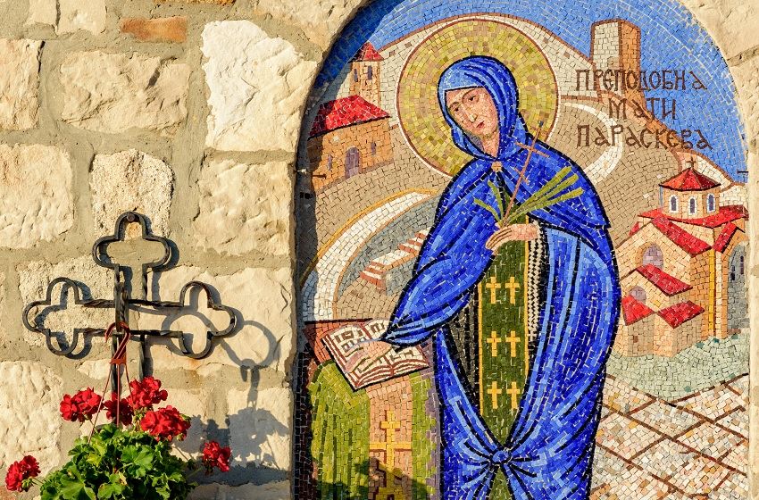 Danas se NE posti i ovo je jedini običaj koji treba da se ispoštuje na Svetu Petku, sve ostalo su sujeverja: Sveštenik objasnio sve do tančina - featured image Danas se NE posti i ovo je jedini običaj koji treba da se ispoštuje na Svetu Petku, sve ostalo su sujeverja: Sveštenik objasnio sve do tančina - featured image