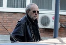 Potekao sa Kosova, ludovao sa Milenom Dravić dok ga je kod kuće čekala najlepša doktorka: Danas omiljeni na pijaci u Beogradu, a njegovog sina svi dobro znamo Potekao sa Kosova, ludovao sa Milenom Dravić dok ga je kod kuće čekala najlepša doktorka: Danas omiljeni na pijaci u Beogradu, a njegovog sina svi dobro znamo - featured image