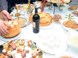 MNOGI DOMAĆINI PRAVE OVE GREŠKE NA SLAVI, A NE ZNAJU DA SU VELIKI GREH! Jedna od njih se tiče i trpeze, obratite pažnju na 4 stvari MNOGI DOMAĆINI PRAVE OVE GREŠKE NA SLAVI, A NE ZNAJU DA SU VELIKI GREH! Jedna od njih se tiče i trpeze, obratite pažnju na 4 stvari - featured image