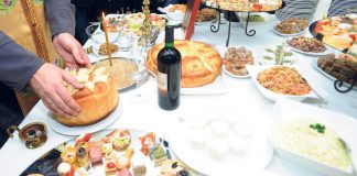 MNOGI DOMAĆINI PRAVE OVE GREŠKE NA SLAVI, A NE ZNAJU DA SU VELIKI GREH! Jedna od njih se tiče i trpeze, obratite pažnju na 4 stvari MNOGI DOMAĆINI PRAVE OVE GREŠKE NA SLAVI, A NE ZNAJU DA SU VELIKI GREH! Jedna od njih se tiče i trpeze, obratite pažnju na 4 stvari - featured image