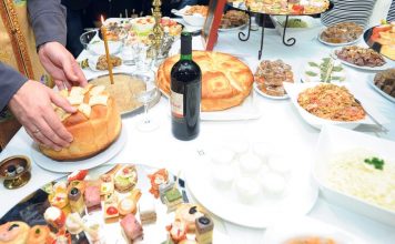 MNOGI DOMAĆINI PRAVE OVE GREŠKE NA SLAVI, A NE ZNAJU DA SU VELIKI GREH! Jedna od njih se tiče i trpeze, obratite pažnju na 4 stvari MNOGI DOMAĆINI PRAVE OVE GREŠKE NA SLAVI, A NE ZNAJU DA SU VELIKI GREH! Jedna od njih se tiče i trpeze, obratite pažnju na 4 stvari - featured image