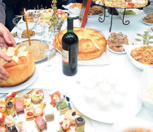 MNOGI DOMAĆINI PRAVE OVE GREŠKE NA SLAVI, A NE ZNAJU DA SU VELIKI GREH! Jedna od njih se tiče i trpeze, obratite pažnju na 4 stvari MNOGI DOMAĆINI PRAVE OVE GREŠKE NA SLAVI, A NE ZNAJU DA SU VELIKI GREH! Jedna od njih se tiče i trpeze, obratite pažnju na 4 stvari - featured image