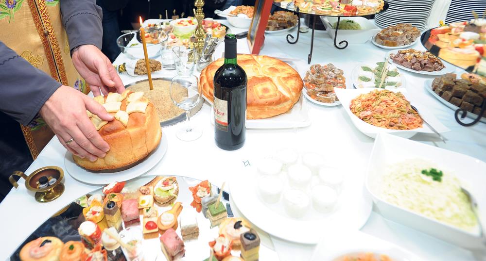 MNOGI DOMAĆINI PRAVE OVE GREŠKE NA SLAVI, A NE ZNAJU DA SU VELIKI GREH! Jedna od njih se tiče i trpeze, obratite pažnju na 4 stvari - featured image MNOGI DOMAĆINI PRAVE OVE GREŠKE NA SLAVI, A NE ZNAJU DA SU VELIKI GREH! Jedna od njih se tiče i trpeze, obratite pažnju na 4 stvari - featured image