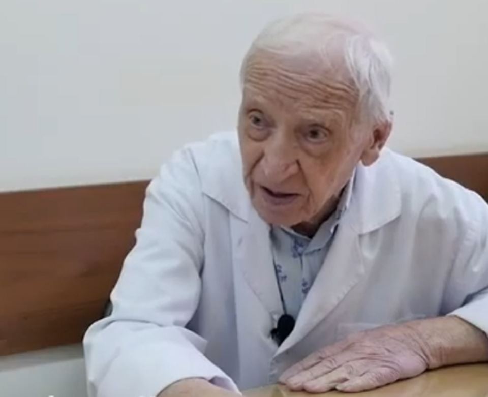 “Telo čoveka stvoreno je da traje najmanje 140 godina, samo treba da se hranite ovako”: Tvrdio je čuveni doktor - featured image “Telo čoveka stvoreno je da traje najmanje 140 godina, samo treba da se hranite ovako”: Tvrdio je čuveni doktor - featured image