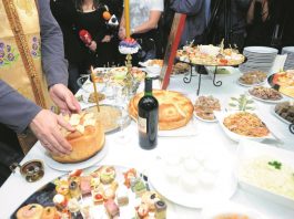 Počela je sezona slava, ispoštujte običaje: Na slavu se ne zove, već je kuća otvorena za svakoga, a ovo je prava suština Počela je sezona slava, ispoštujte običaje: Na slavu se ne zove, već je kuća otvorena za svakoga, a ovo je prava suština - featured image