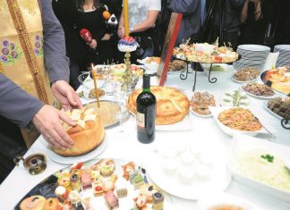 Počela je sezona slava, ispoštujte običaje: Na slavu se ne zove, već je kuća otvorena za svakoga, a ovo je prava suština Počela je sezona slava, ispoštujte običaje: Na slavu se ne zove, već je kuća otvorena za svakoga, a ovo je prava suština - featured image