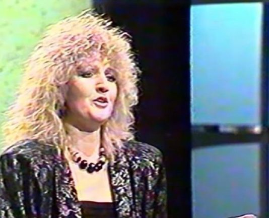 Pre 40 godina snimila je duet s Halidom Bešlićem, predvidela njegovu smrt i otkrila šta joj je poslednji put rekao: Muž joj umro na rukama, doživela tragedije Pre 40 godina snimila je duet s Halidom Bešlićem, predvidela njegovu smrt i otkrila šta joj je poslednji put rekao: Muž joj umro na rukama, doživela tragedije - featured image