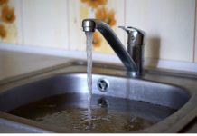 JEDNOSTAVAN NAČIN ZA OTPUŠITI SUDOPERU ZA 60 SEKUNDI: Zaboravite na sirće i sodu bikarbonu, upotrebite OVO iz kupatila i odvod će “prodisati” JEDNOSTAVAN NAČIN ZA OTPUŠITI SUDOPERU ZA 60 SEKUNDI: Zaboravite na sirće i sodu bikarbonu, upotrebite OVO iz kupatila i odvod će “prodisati” - featured image