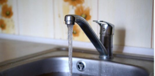 JEDNOSTAVAN NAČIN ZA OTPUŠITI SUDOPERU ZA 60 SEKUNDI: Zaboravite na sirće i sodu bikarbonu, upotrebite OVO iz kupatila i odvod će “prodisati” JEDNOSTAVAN NAČIN ZA OTPUŠITI SUDOPERU ZA 60 SEKUNDI: Zaboravite na sirće i sodu bikarbonu, upotrebite OVO iz kupatila i odvod će “prodisati” - featured image