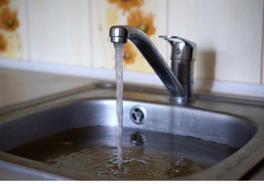 JEDNOSTAVAN NAČIN ZA OTPUŠITI SUDOPERU ZA 60 SEKUNDI: Zaboravite na sirće i sodu bikarbonu, upotrebite OVO iz kupatila i odvod će “prodisati” JEDNOSTAVAN NAČIN ZA OTPUŠITI SUDOPERU ZA 60 SEKUNDI: Zaboravite na sirće i sodu bikarbonu, upotrebite OVO iz kupatila i odvod će “prodisati” - featured image