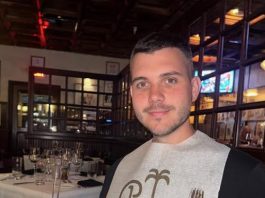 SIN LEPE BRENE POKAZAO KAKO SPREMA SLAVU I ove godine je glavni u kuhinji, sad se snimio u dvorištu vile kao pravi domaćin (FOTO) SIN LEPE BRENE POKAZAO KAKO SPREMA SLAVU I ove godine je glavni u kuhinji, sad se snimio u dvorištu vile kao pravi domaćin (FOTO) - featured image