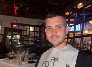 SIN LEPE BRENE POKAZAO KAKO SPREMA SLAVU I ove godine je glavni u kuhinji, sad se snimio u dvorištu vile kao pravi domaćin (FOTO) SIN LEPE BRENE POKAZAO KAKO SPREMA SLAVU I ove godine je glavni u kuhinji, sad se snimio u dvorištu vile kao pravi domaćin (FOTO) - featured image