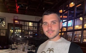 SIN LEPE BRENE POKAZAO KAKO SPREMA SLAVU I ove godine je glavni u kuhinji, sad se snimio u dvorištu vile kao pravi domaćin (FOTO) SIN LEPE BRENE POKAZAO KAKO SPREMA SLAVU I ove godine je glavni u kuhinji, sad se snimio u dvorištu vile kao pravi domaćin (FOTO) - featured image