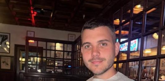 SIN LEPE BRENE POKAZAO KAKO SPREMA SLAVU I ove godine je glavni u kuhinji, sad se snimio u dvorištu vile kao pravi domaćin (FOTO) SIN LEPE BRENE POKAZAO KAKO SPREMA SLAVU I ove godine je glavni u kuhinji, sad se snimio u dvorištu vile kao pravi domaćin (FOTO) - featured image