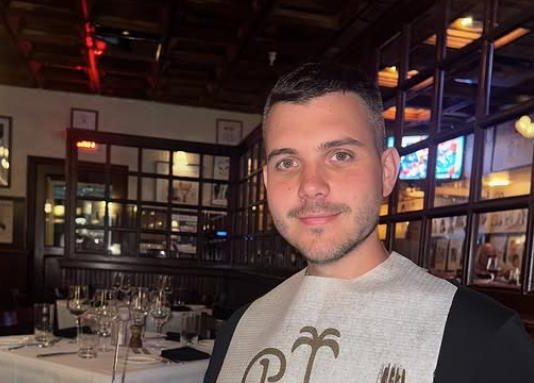 SIN LEPE BRENE POKAZAO KAKO SPREMA SLAVU I ove godine je glavni u kuhinji, sad se snimio u dvorištu vile kao pravi domaćin (FOTO) SIN LEPE BRENE POKAZAO KAKO SPREMA SLAVU I ove godine je glavni u kuhinji, sad se snimio u dvorištu vile kao pravi domaćin (FOTO) - featured image