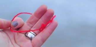 MNOGI NOSE CRVENI KONAC OKO RUKE, A NEMAJU POJMA ŠTA TO ZNAČI: Evo šta on simbolizuje MNOGI NOSE CRVENI KONAC OKO RUKE, A NEMAJU POJMA ŠTA TO ZNAČI: Evo šta on simbolizuje - featured image