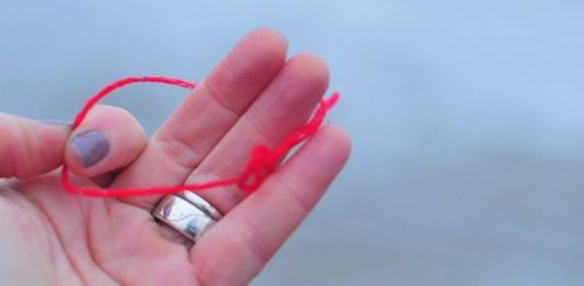 MNOGI NOSE CRVENI KONAC OKO RUKE, A NEMAJU POJMA ŠTA TO ZNAČI: Evo šta on simbolizuje MNOGI NOSE CRVENI KONAC OKO RUKE, A NEMAJU POJMA ŠTA TO ZNAČI: Evo šta on simbolizuje - featured image