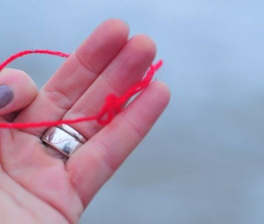 MNOGI NOSE CRVENI KONAC OKO RUKE, A NEMAJU POJMA ŠTA TO ZNAČI: Evo šta on simbolizuje MNOGI NOSE CRVENI KONAC OKO RUKE, A NEMAJU POJMA ŠTA TO ZNAČI: Evo šta on simbolizuje - featured image