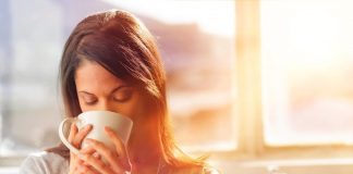 Pet jutarnjih napitaka koji pomažu u mršavljenju, a nisu kafa: Broj 2 je naročito važan Pet jutarnjih napitaka koji pomažu u mršavljenju, a nisu kafa: Male promene za brze rezultate - featured image