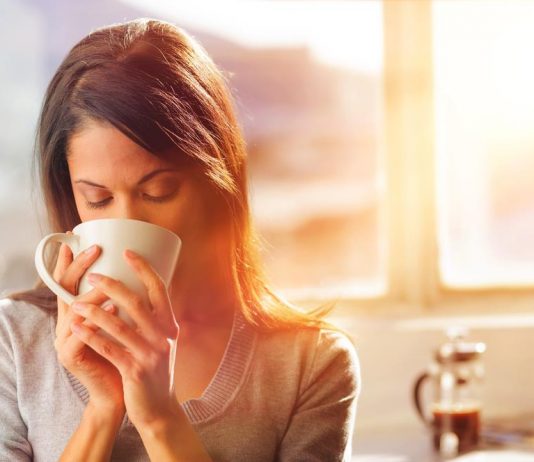 Pet jutarnjih napitaka koji pomažu u mršavljenju, a nisu kafa: Male promene za brze rezultate Pet jutarnjih napitaka koji pomažu u mršavljenju, a nisu kafa: Male promene za brze rezultate - featured image